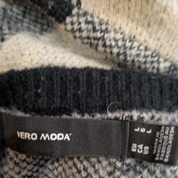Vero Moda Plaid Sweater - Black and Cream Size Large - Picture 6 of 6